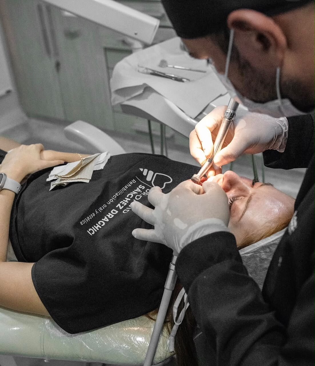 El Dr. Sánchez durante un procedimiento